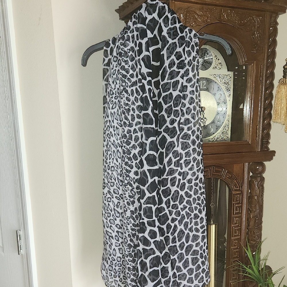 NWT, Elegant Black and White Animal Print Scarf - Picture 3 of 6